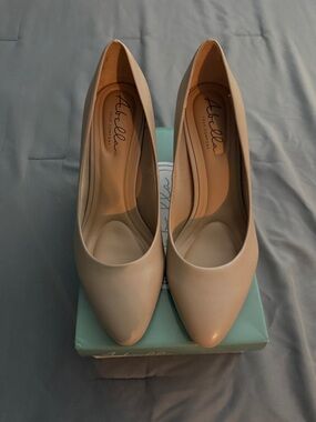 Classic Pointed-Toe Pumps in Nude